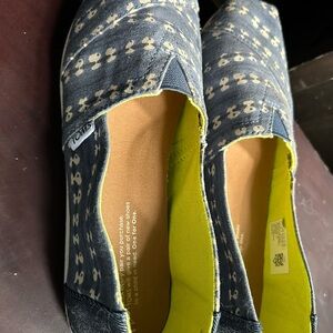 Toms Women's Navy Patterned Flats